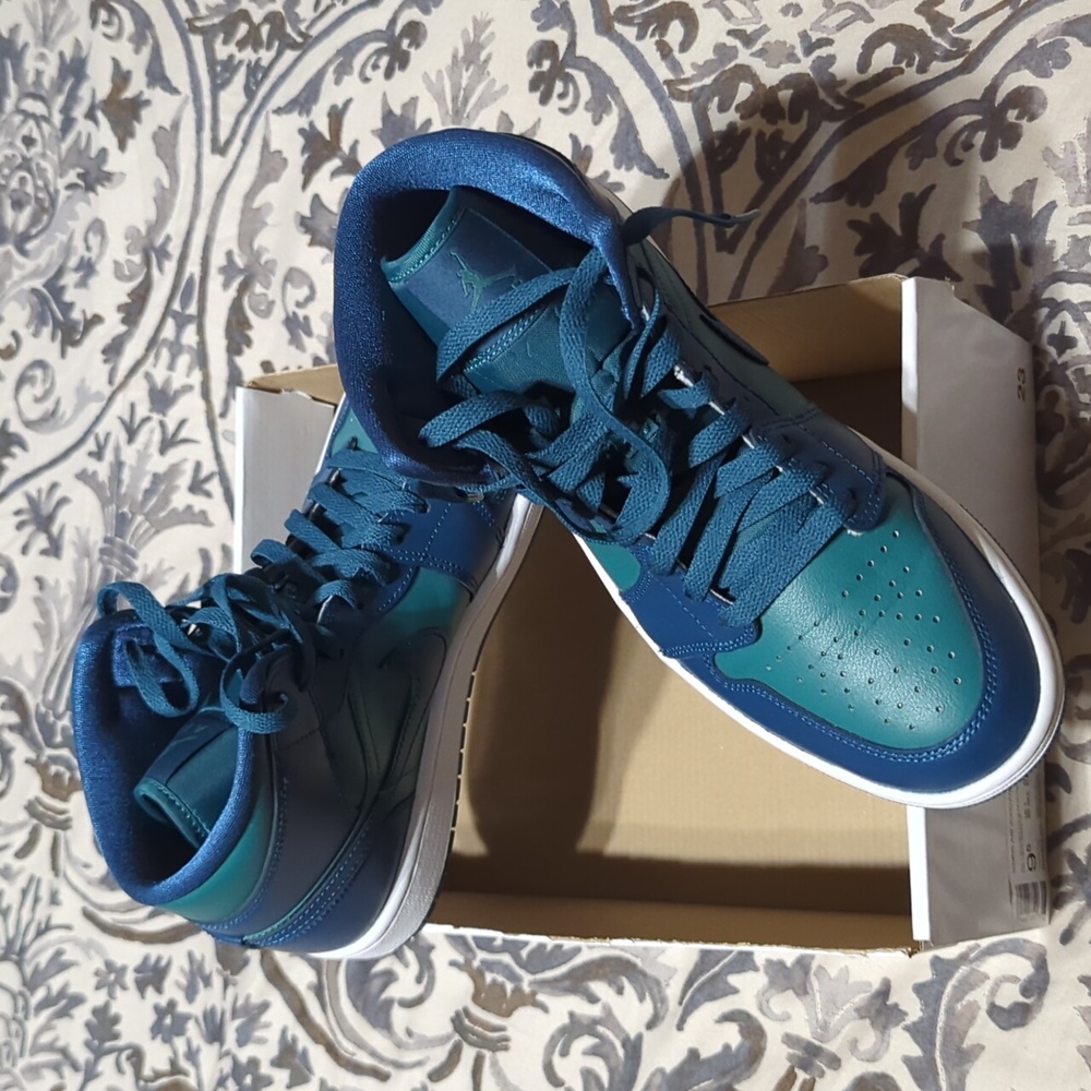 NIKE WMNS AIR JORDAN 1 MID